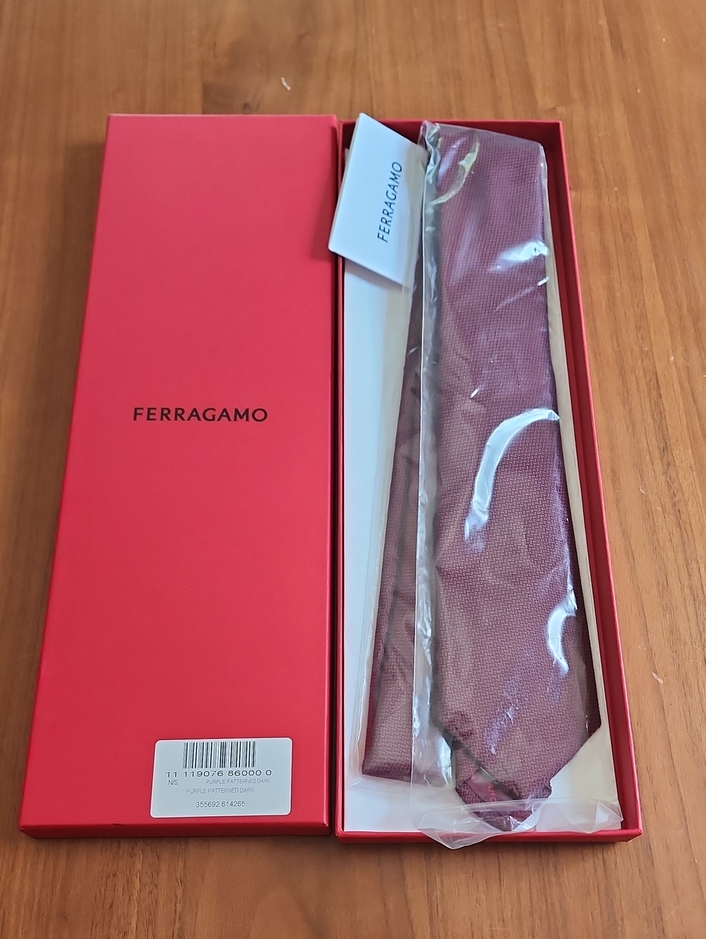NIB Ferragamo 100% Silk Men's Tie Purple Geometric Pattern 119076